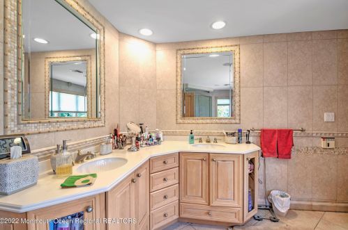 24 Dora Ln, Holmdel Village NJ  07733-1671 exterior