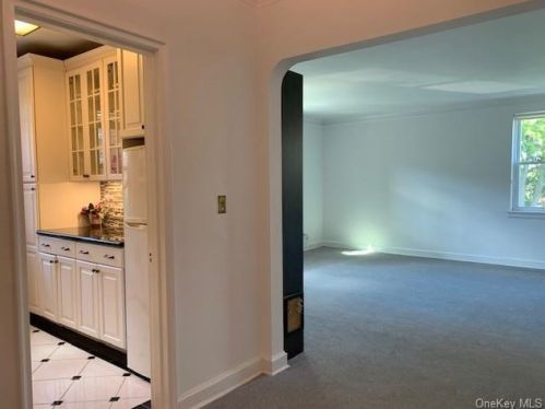 90 Bryant Ave, White Plains, NY 10605-1952