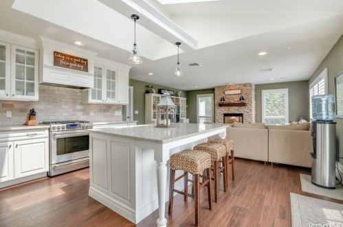 122 Midway St, Babylon, NY 11702-4325