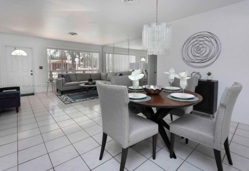 910 13th Ave, Hollywood FL  33019-3131 exterior