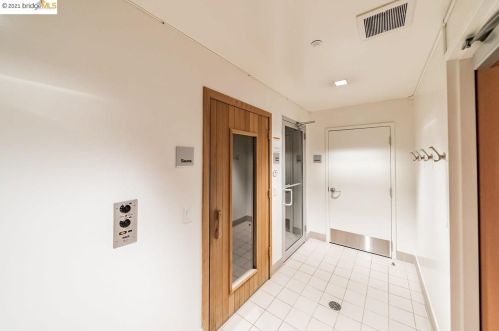 569 9th St, Oakland CA  94607-3833 exterior