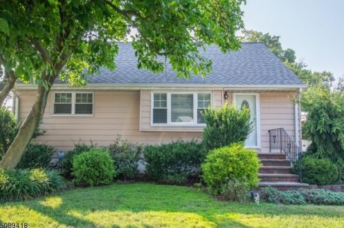 37 Vetrone Dr, West Paterson, NJ 07424-2688