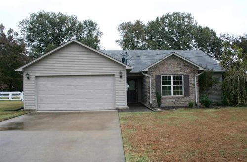 300 Benjamin Dr, Dyersburg, TN 38024-7284