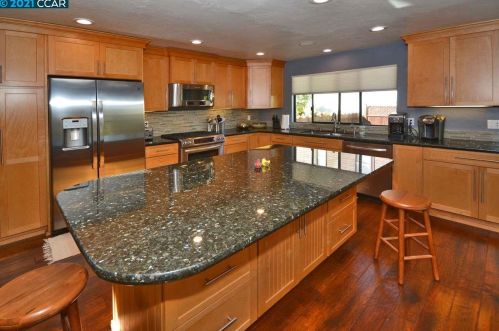 2480 Ln Canada Ct, Pinole CA exterior