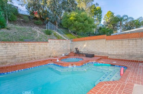 27067 Alabastro Dr, Santa Clarita CA  91354-2215 exterior