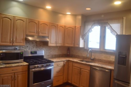 65 Manhattan Ave, Avenel NJ  07001-1737 exterior