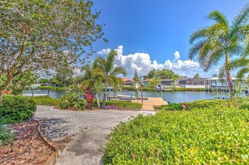 916 Chipaway Dr, Ruskin, FL 33572-2707