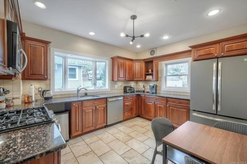 2 Riverside Dr, Airmont NY  10901-5703 exterior