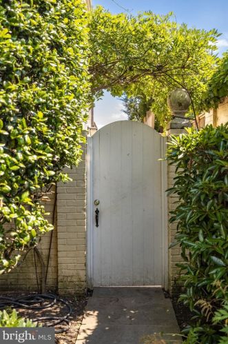 3210 R St, Washington DC  20024-3419 exterior