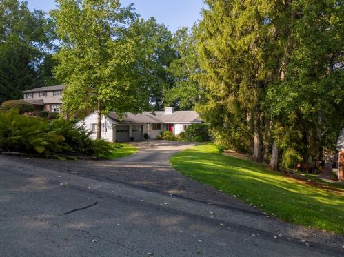 137 Highland Dr, Canonsburg, PA 15317-2707