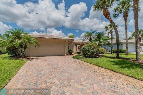 28 Glens Dr, Boynton Beach FL  33436-6207 exterior