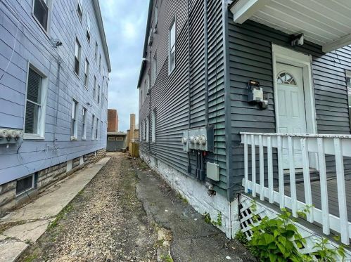 59 Hawkins St, Waterbury CT  06704-3524 exterior
