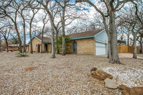 1104 Redbud Dr, Hurst, TX 76053-5326