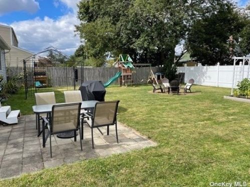 190 31 St, North Lindenhurst NY 11757-3216 exterior