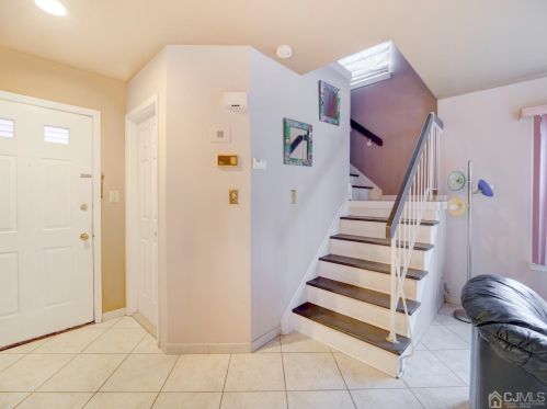 160 Crosspointe Dr, East Brunswick, NJ 08816-1843