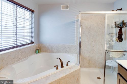3602 Eagle Ridge Dr, Woodbridge VA  22191-6564 exterior