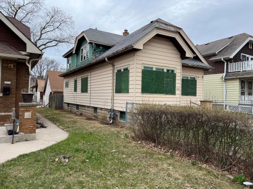 3050 54th St, Milwaukee, WI 53210-3005