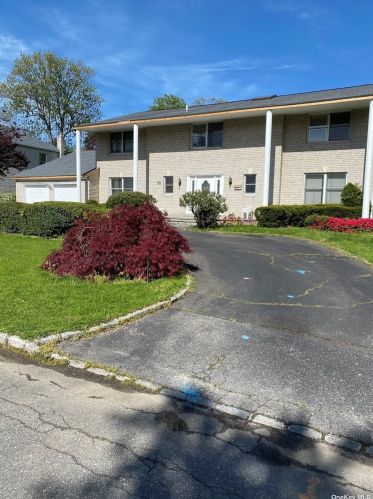 38 Bridle Path, Great Neck, NY 11021-1331