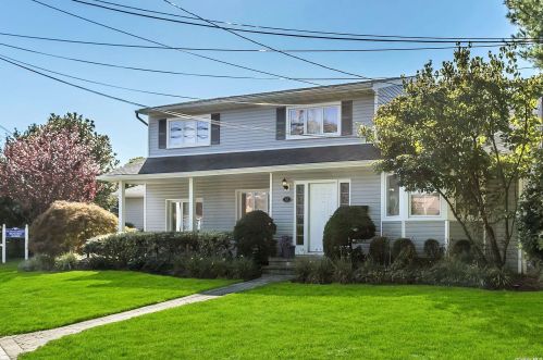 42 Manetto Hill Rd, Hicksville, NY 11803-1318