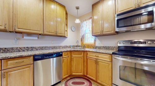 27 Wildwood Dr, New Hamburg NY  12590-2037 exterior