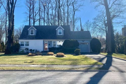 258 Steamboat Rd, Great Neck NY  11024-1634 exterior