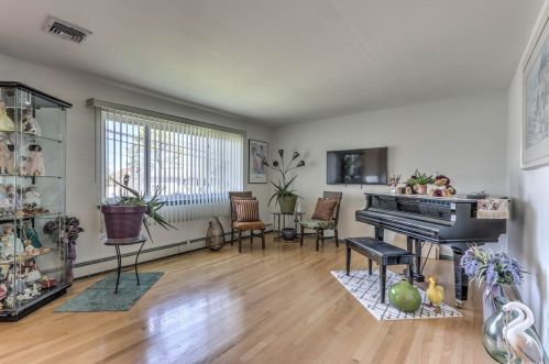 114 Granada Pkwy, North Lindenhurst NY  11757-6013 exterior