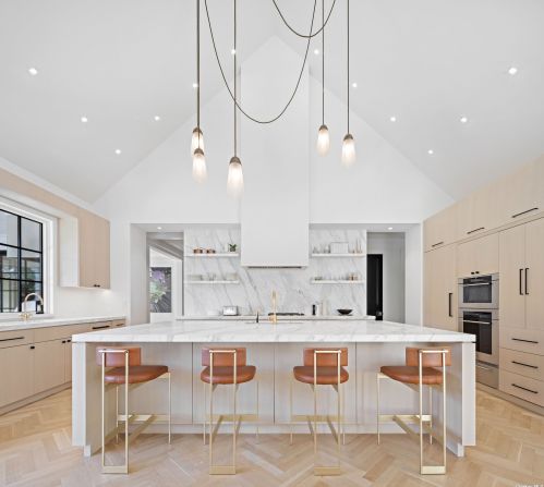 70 Bacon Rd, Westbury NY  11568-1503 exterior