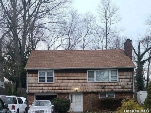 15 Pearwood Dr, Huntington Station, NY 11746-1318