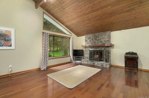 205 Upper Shad Rd, Scotts Corners, NY 10576-2237