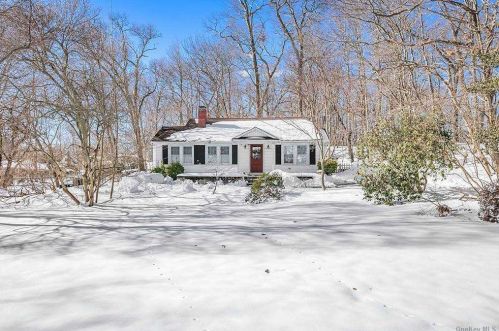 13 Barkers Ln, Huntington Station, NY 11746-3864