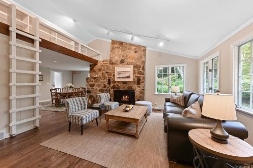 7 Old Snake Hill Rd, Scotts Corners, NY 10576-2101