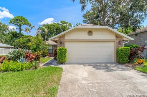 843 Clear Lake Dr, Daytona Beach, FL 32127-7780