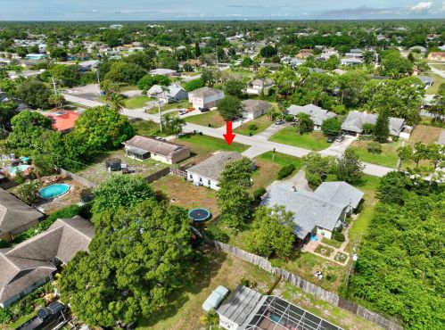 1977 Floresta Dr, Fort Pierce FL  34983-4619 exterior