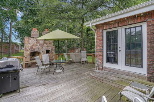 195 Franklin Rd, Oakdale NY  11769-2243 exterior