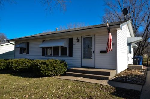 3517 Magnolia Ct, Panarama Park, IA 52722-2358