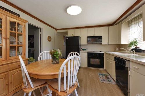 50 16th St, New Hyde Park, NY 11040-4915