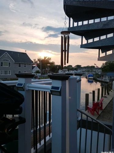 695 9th St, North Lindenhurst NY  11757-5543 exterior
