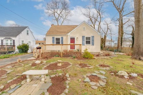 35 Benjamin Ave, Amityville, NY 11701-3011