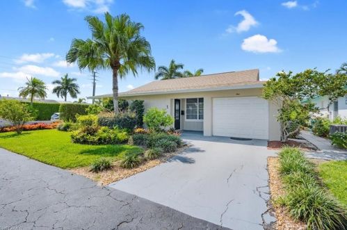1 Crooked Ln, Naples, FL 34112-0202