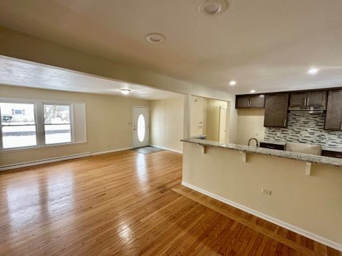 7614 Edgeworth Dr, Milwaukee, WI 53223-4321