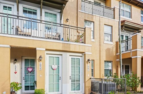 1047 147th Ave, Hollywood, FL 33027-6167