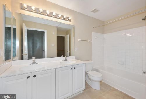 132 Cambridge Ct, West Deptford NJ  08096-6884 exterior