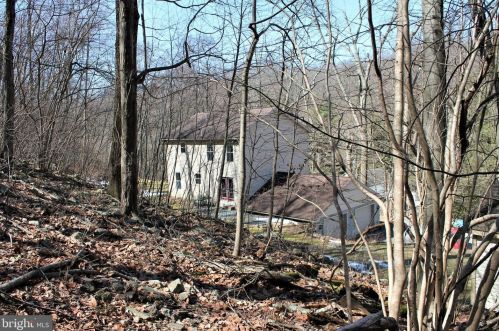 324 Mountaintop Rd, Swartzville PA  17569-9016 exterior