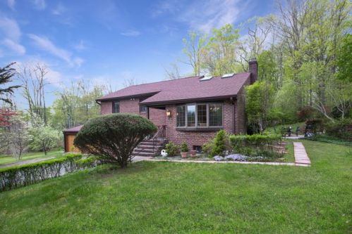 934 Lester Rd, Yorktown Hgts NY  10598-2923 exterior