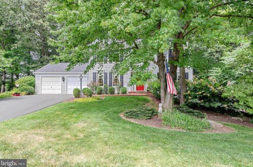 30 Winding Hill Dr, Etters, PA 17319-9698