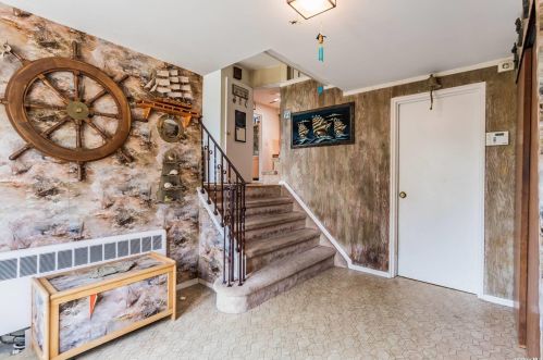 82 Walnut Ln, Hicksville, NY 11801-5737