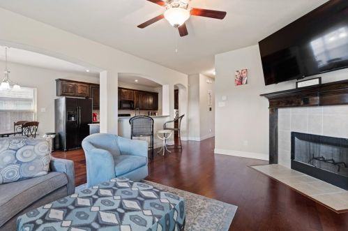 3031 Carlton Pkwy, Waxahachie, TX 75165-6008