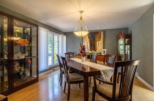 9 Stuart Dr, Bloomfield CT 06002-1524 exterior