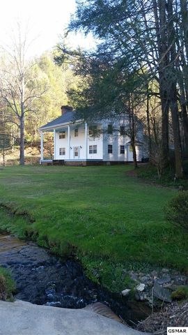 1139 Glades Rd, Gatlinburg, TN 37738-5556