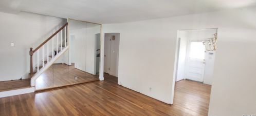 926 Brush Hollow Rd, Westbury, NY 11590-1709
